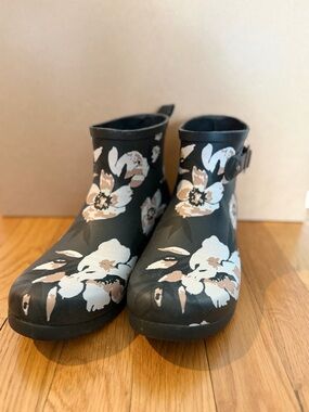 chooka Black Floral Rain Ankle Boots with White and Tan Flowers